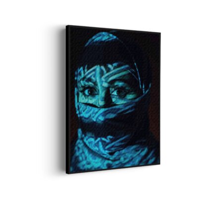 akoestisch-schilderij-jonge-arabische-vrouw-met-blauwe-hoofddoek-rechthoek-verticaal_Wecho