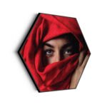akoestisch-schilderij-jonge-arabische-vrouw-met-rode-hoofddoek-hexagon_Wecho
