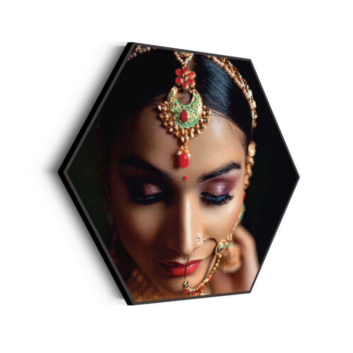 akoestisch-schilderij-indiaanse-vrouw-in-kostuum-hexagon_Wecho