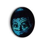 akoestisch-schilderij-jonge-arabische-vrouw-met-blauwe-hoofddoek-rond-muurcirkel_Wecho